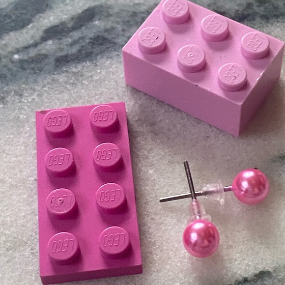 Jewelry - 🎈Sale 🎈2 for $10 NWOT shiny pink faux Pearl post earrings rubber backs